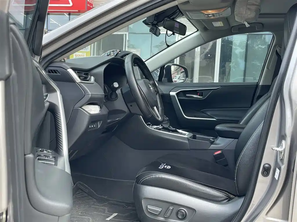 Toyota RAV4 — миниатюра 6