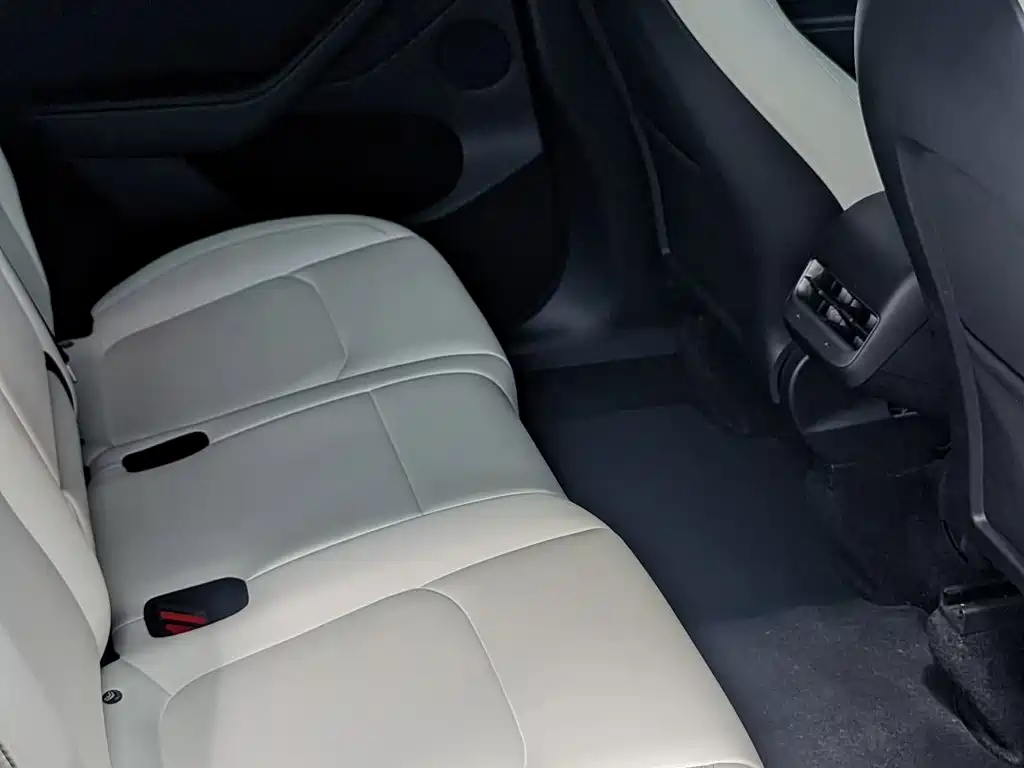 Tesla Model Y — миниатюра 18
