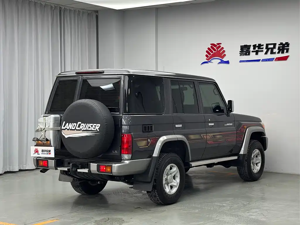Toyota Land Cruiser LC76 2023 4.0L MT