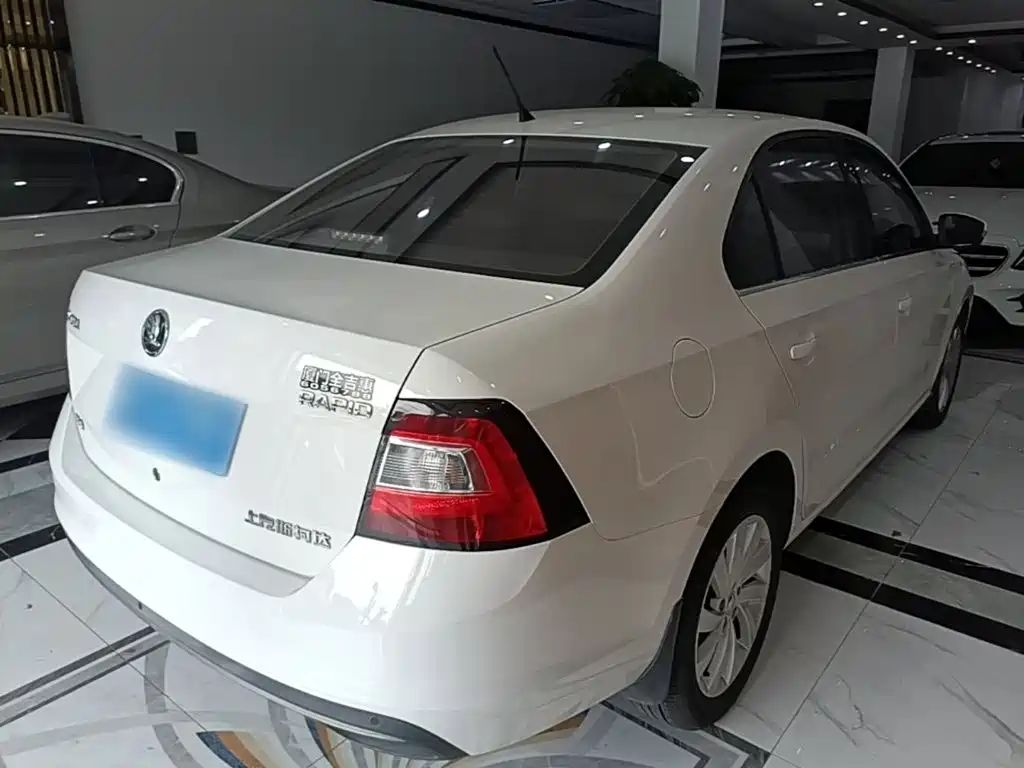 Skoda Rapid — миниатюра 7