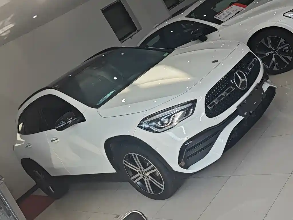 MERCEDES-BENZ GLA