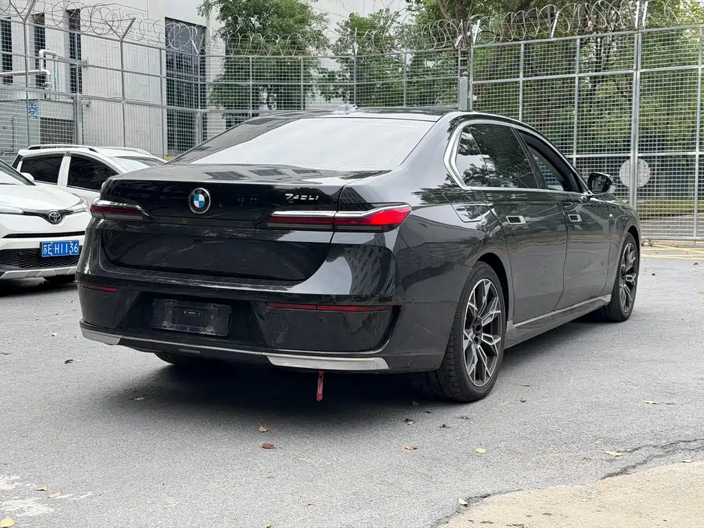BMW 7 Series — миниатюра 16
