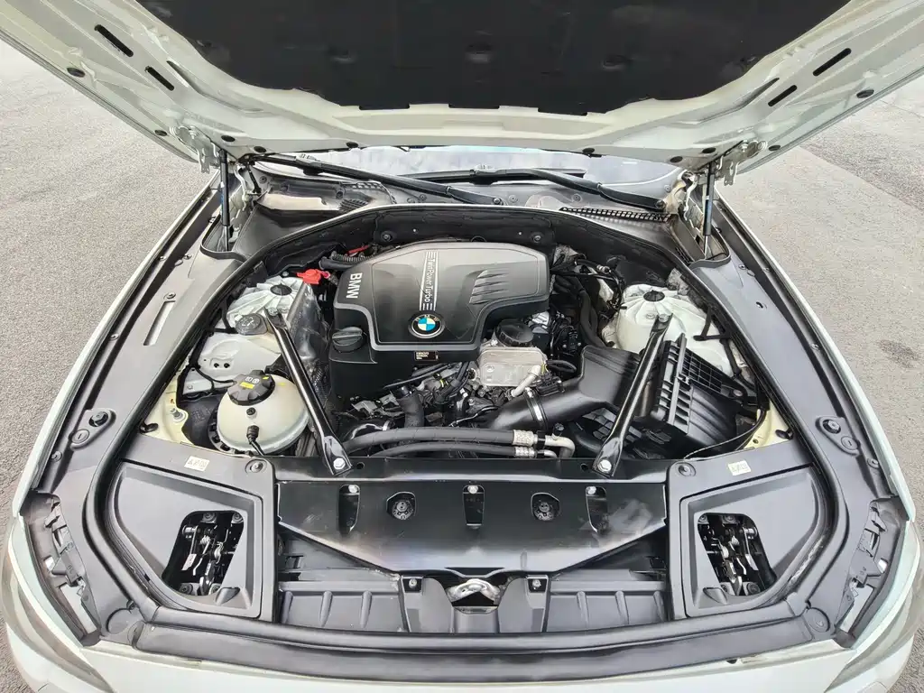 BMW 5 Series — миниатюра 12