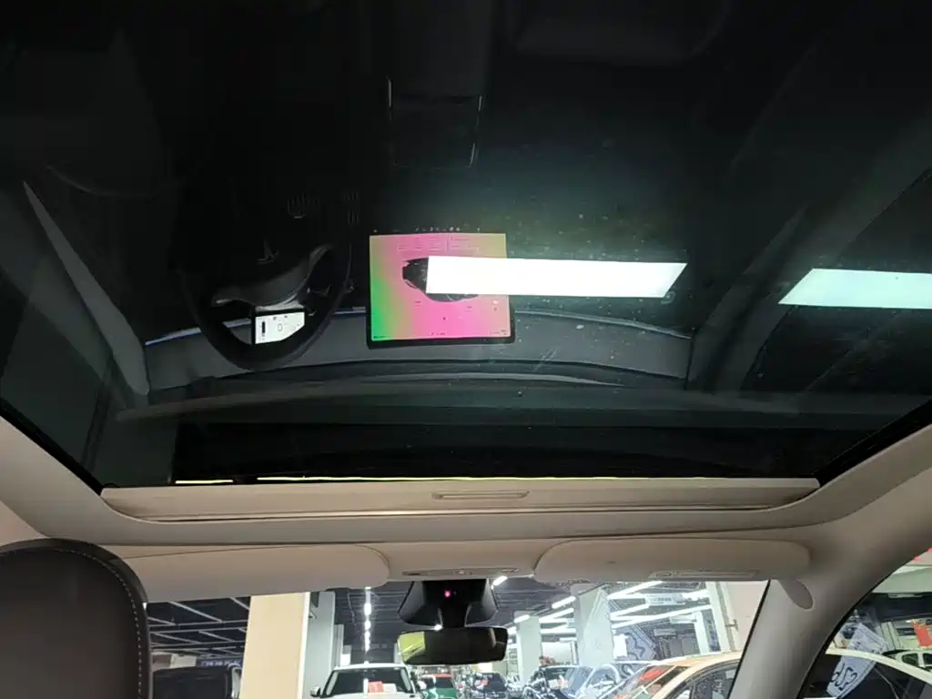 Tesla Model Y — миниатюра 18