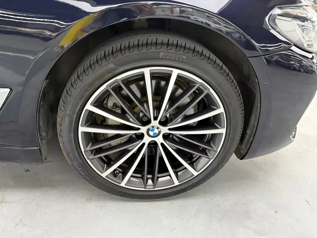 BMW 5 Series — миниатюра 11