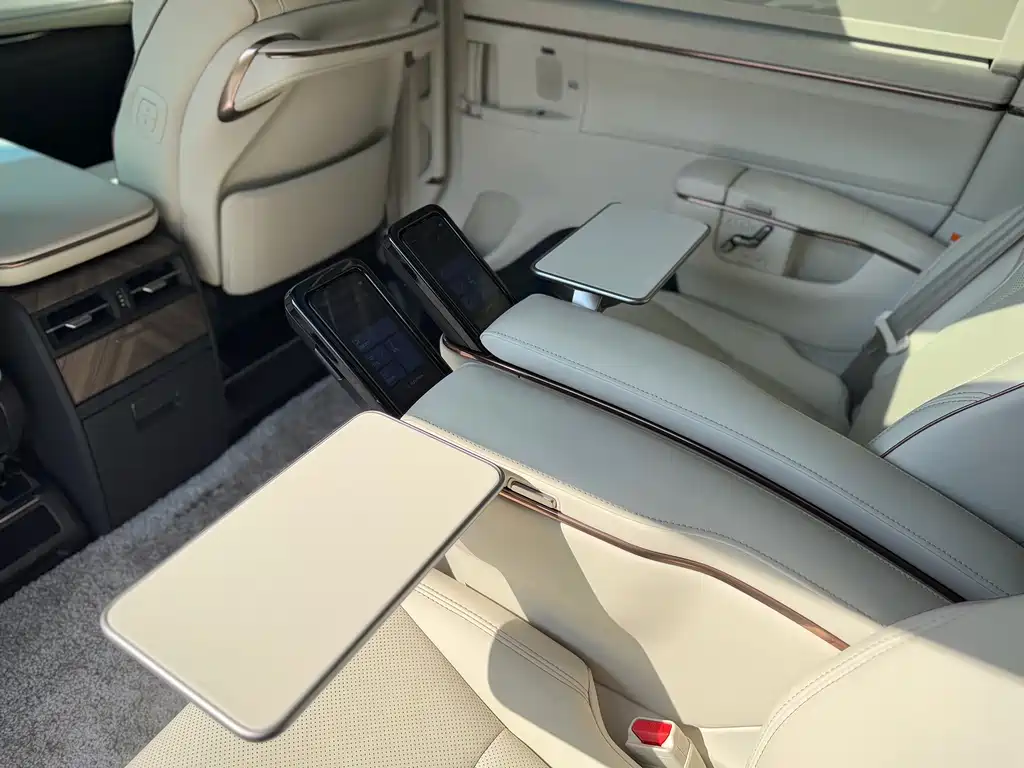 Lexus LM — миниатюра 28