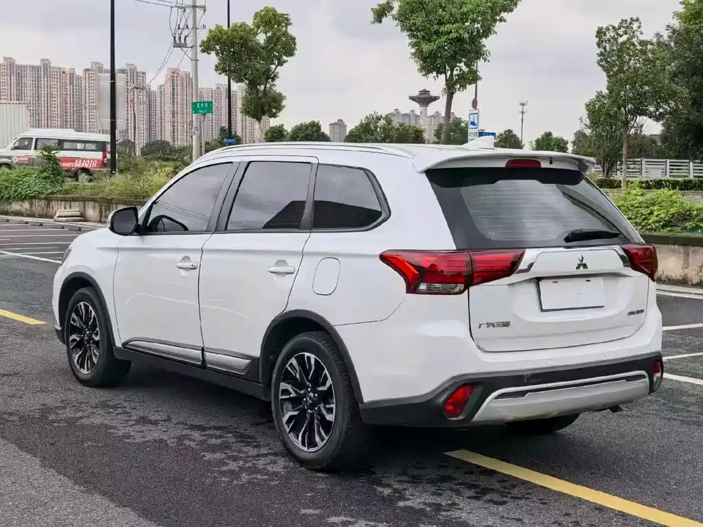 Mitsubishi Outlander — миниатюра 5