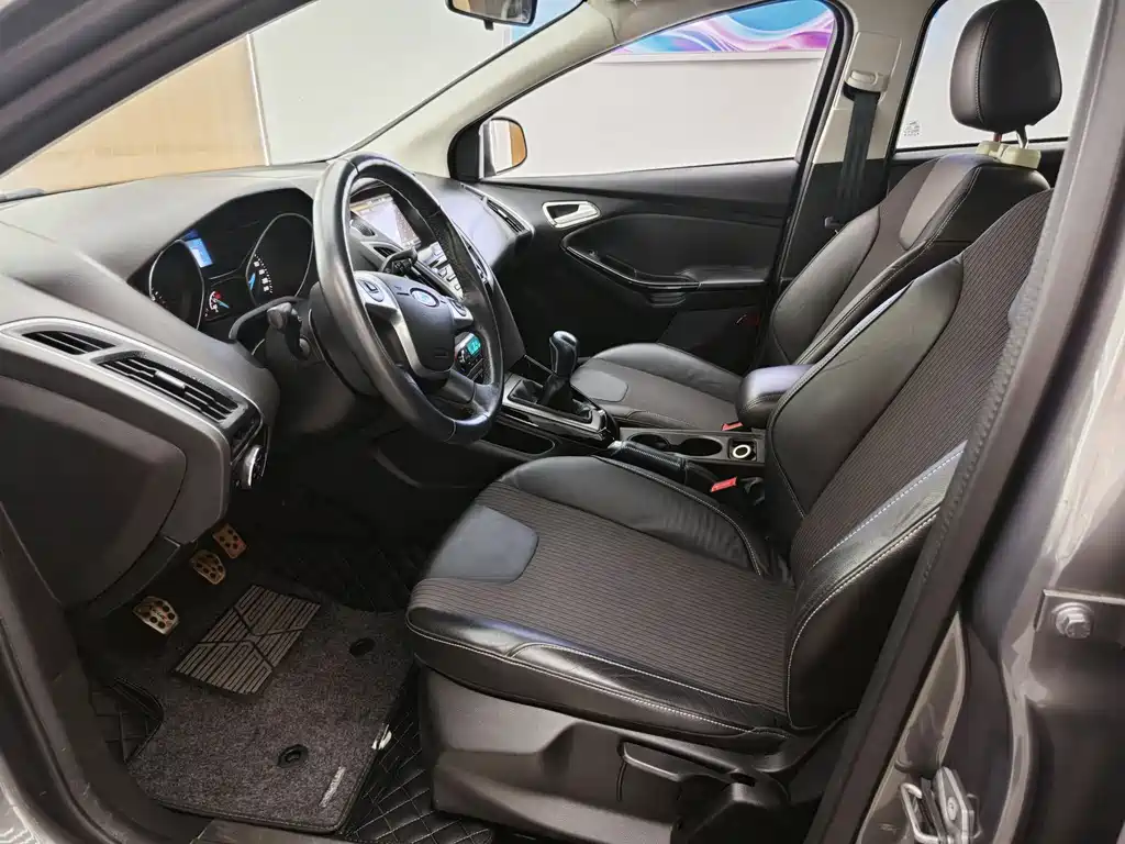 Ford Focus 2012 1.6L MT