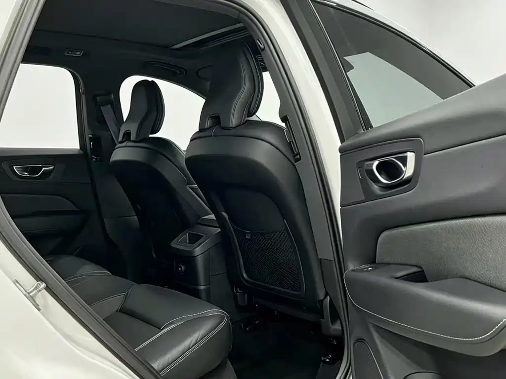 Volvo XC60 PHEV — миниатюра 12