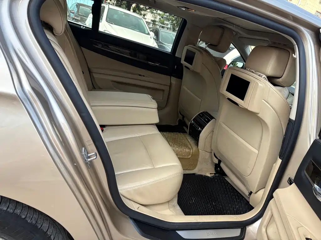 BMW 7 Series — миниатюра 7