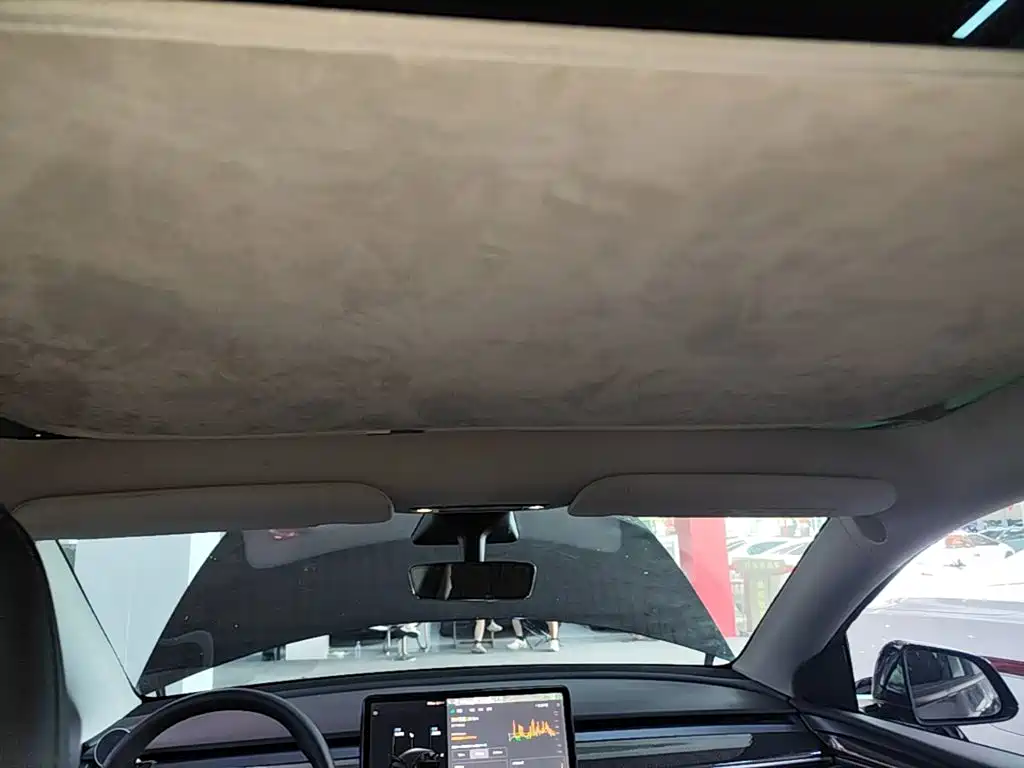 Tesla Model Y — миниатюра 18