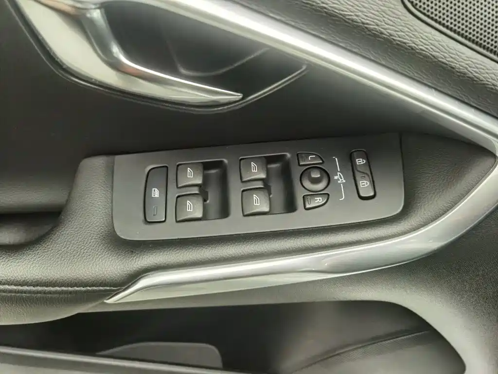 Volvo V40 — миниатюра 9