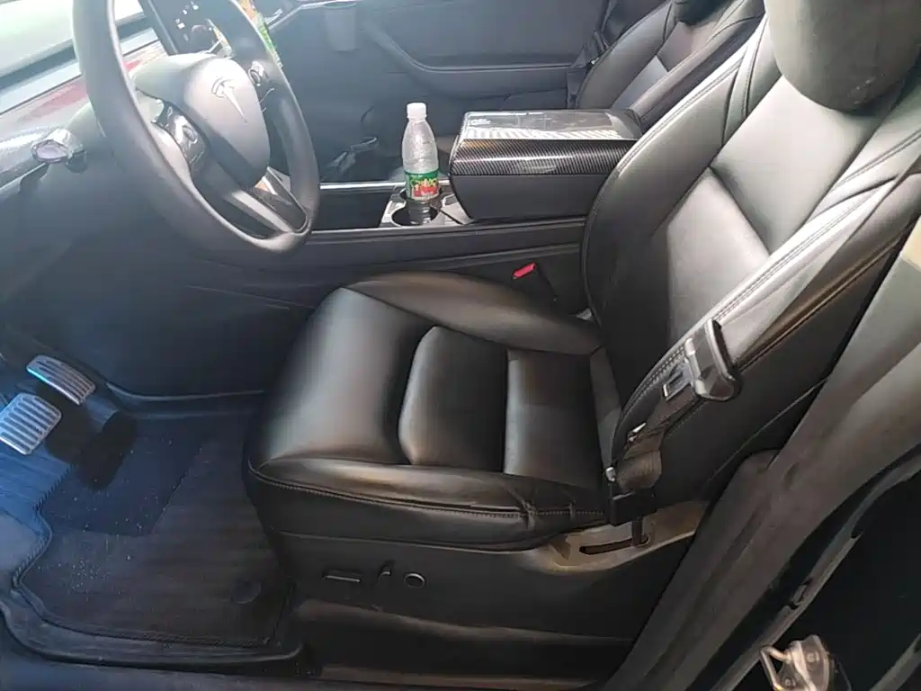 Tesla Model Y — миниатюра 15