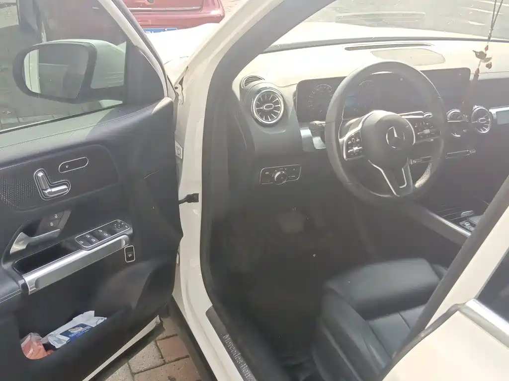 Mercedes-Benz GLB — миниатюра 17
