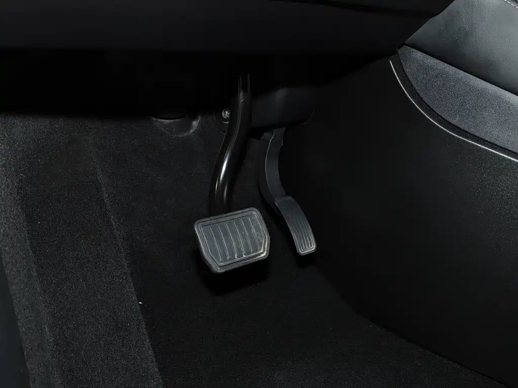 Tesla Model Y — миниатюра 30