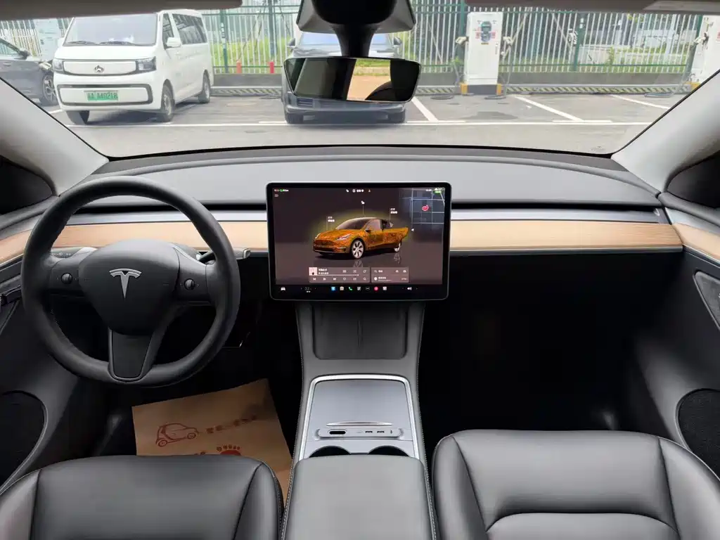Tesla Model Y — миниатюра 12
