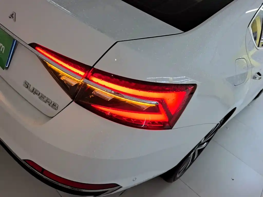 Skoda Superb — миниатюра 8