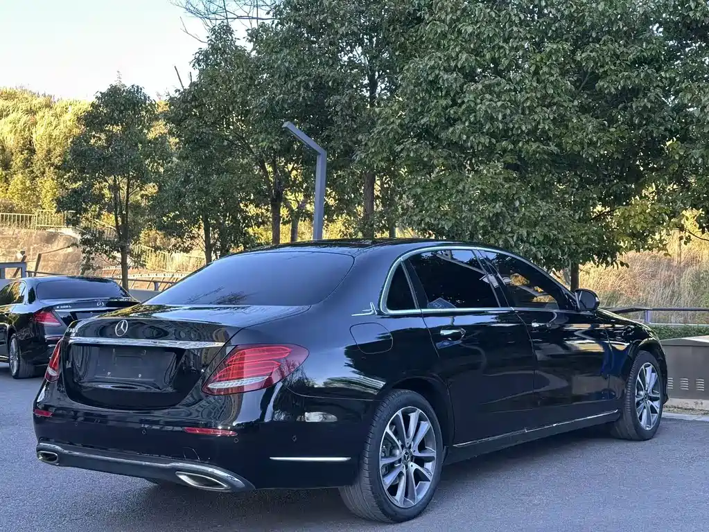 Mercedes-Benz E-Class — миниатюра 7