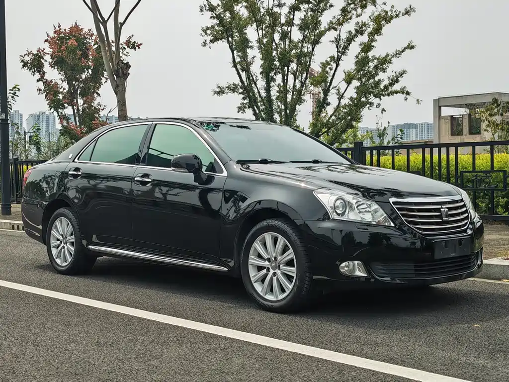 Toyota Crown — миниатюра 3