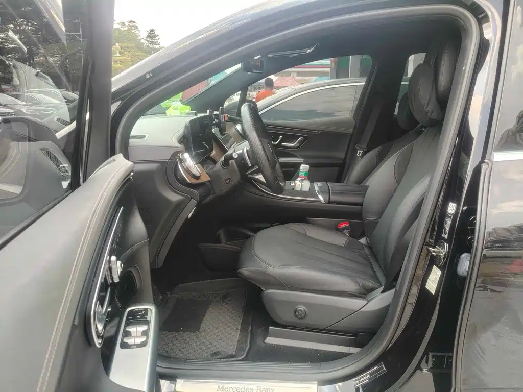 Mercedes-Benz EQE SUV — миниатюра 8