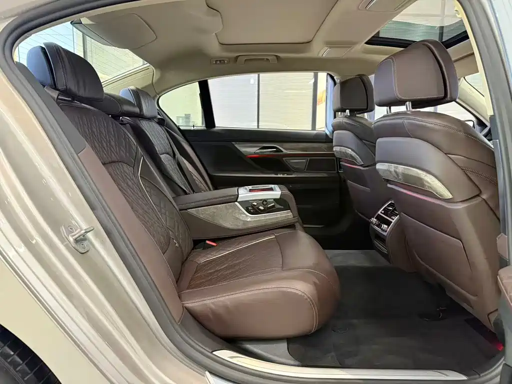 BMW 7 Series — миниатюра 10