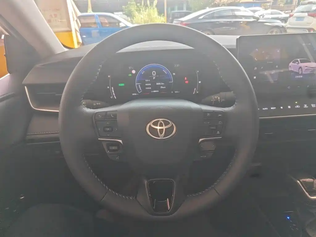 Toyota Camry — миниатюра 11