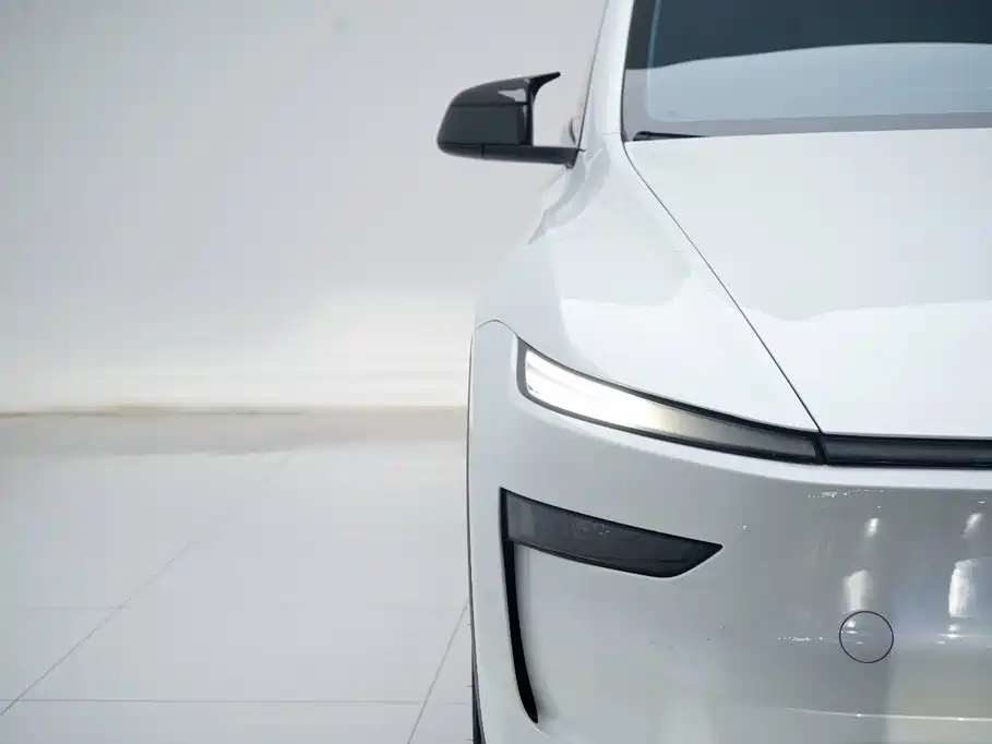 Tesla Model Y — миниатюра 12