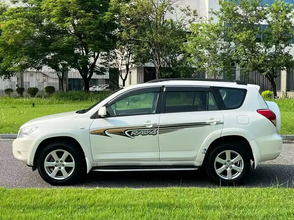 Toyota RAV4 — миниатюра 3