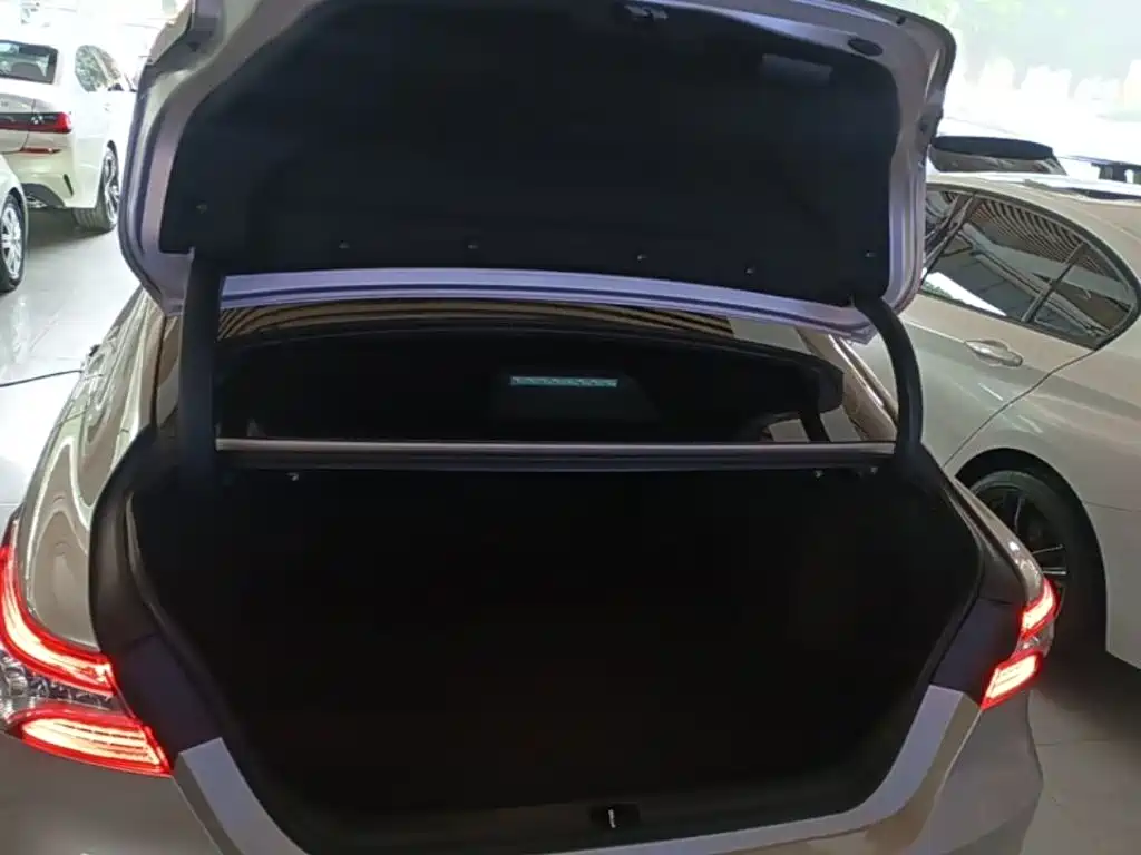 Toyota Camry — миниатюра 19