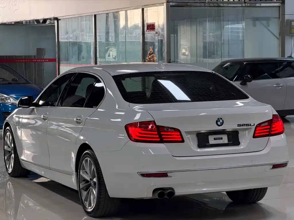 BMW 5 Series — миниатюра 6