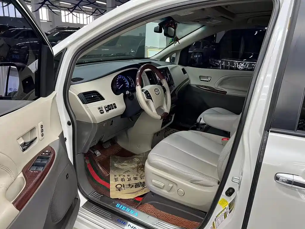 Toyota Sienna — миниатюра 4