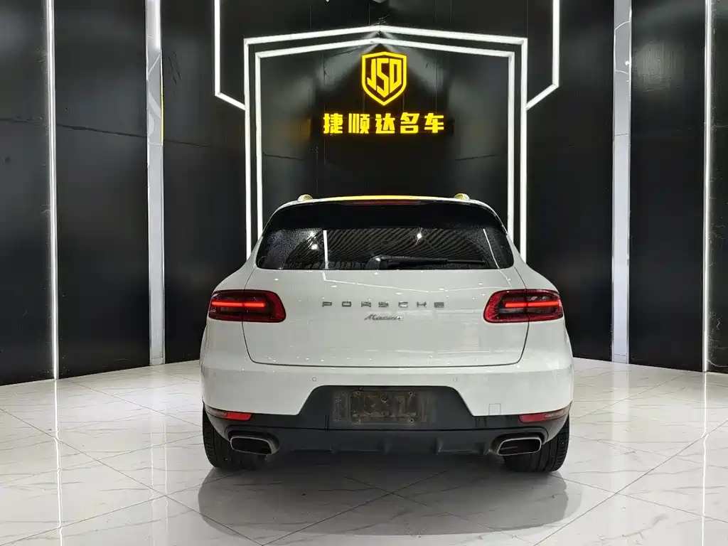 PORSCHE MACAN
