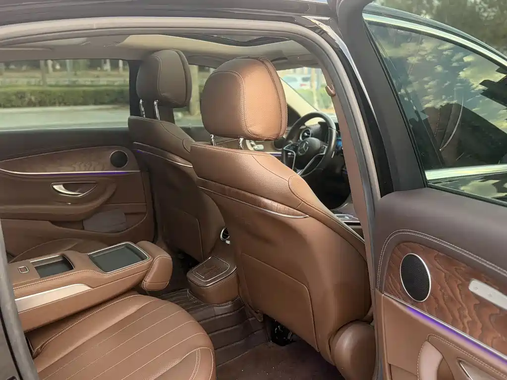 Mercedes-Benz E-Class — миниатюра 7