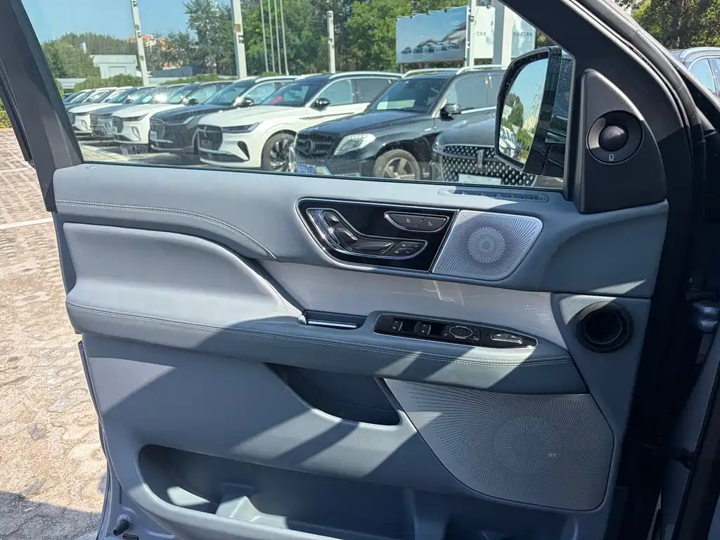 Lincoln Navigator — миниатюра 17