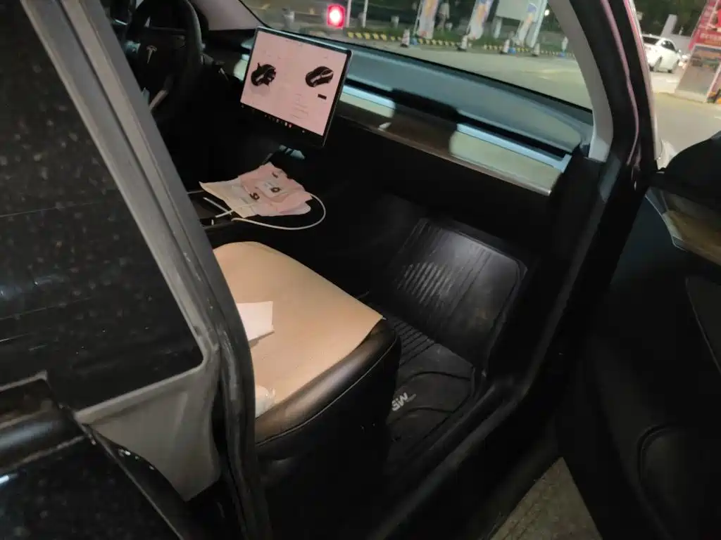 Tesla Model Y — миниатюра 19