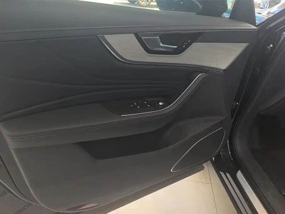 Hongqi HS5 2025 2.0T