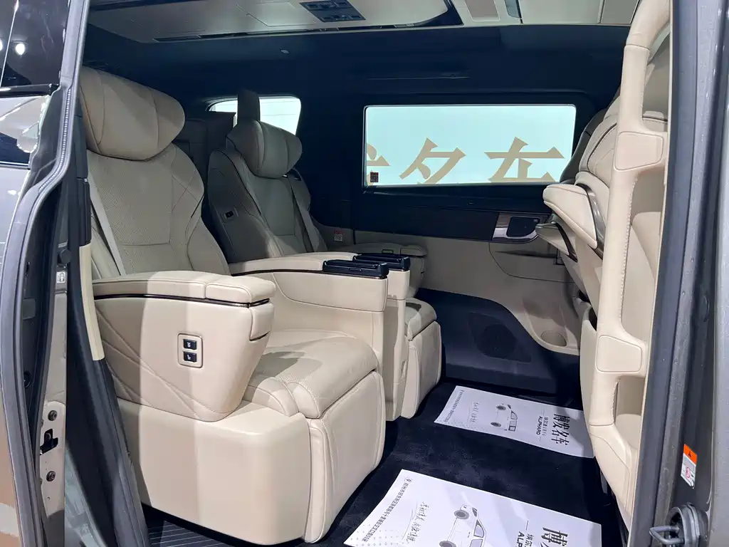 Toyota Alphard — миниатюра 10