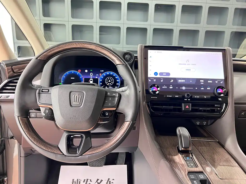 Toyota Alphard — миниатюра 25