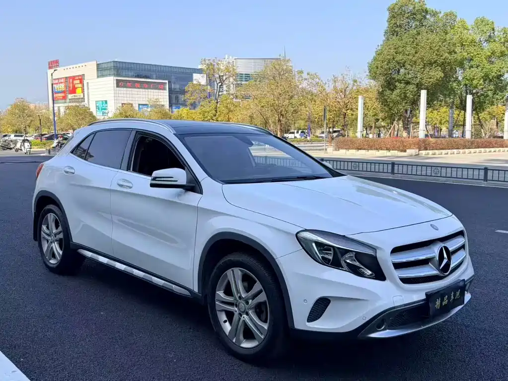 MERCEDES-BENZ GLA