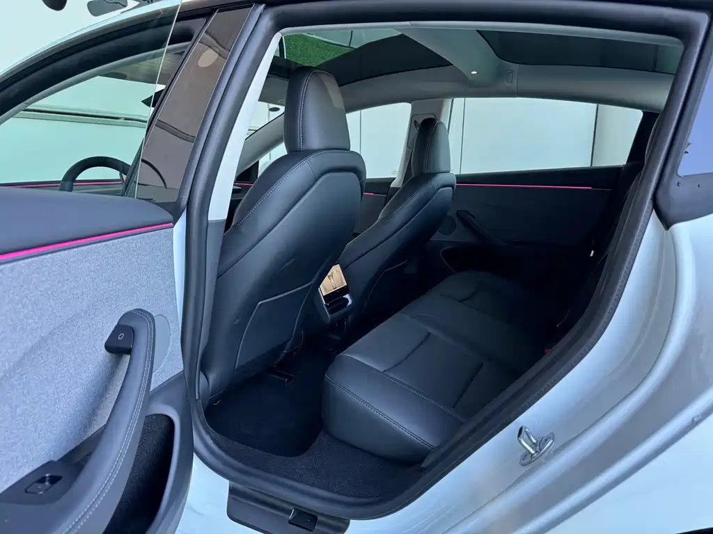 Tesla Model 3 — миниатюра 5