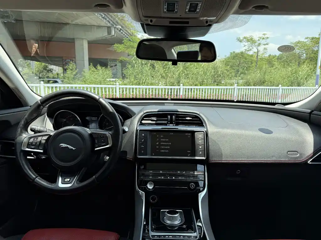 Jaguar XE — миниатюра 6