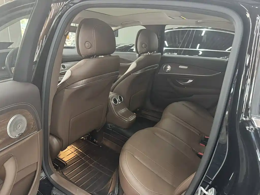 Mercedes-Benz E-Class — миниатюра 8