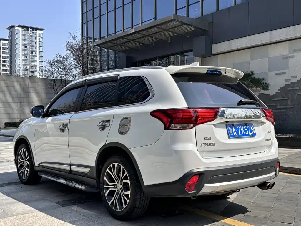 MITSUBISHI OUTLANDER