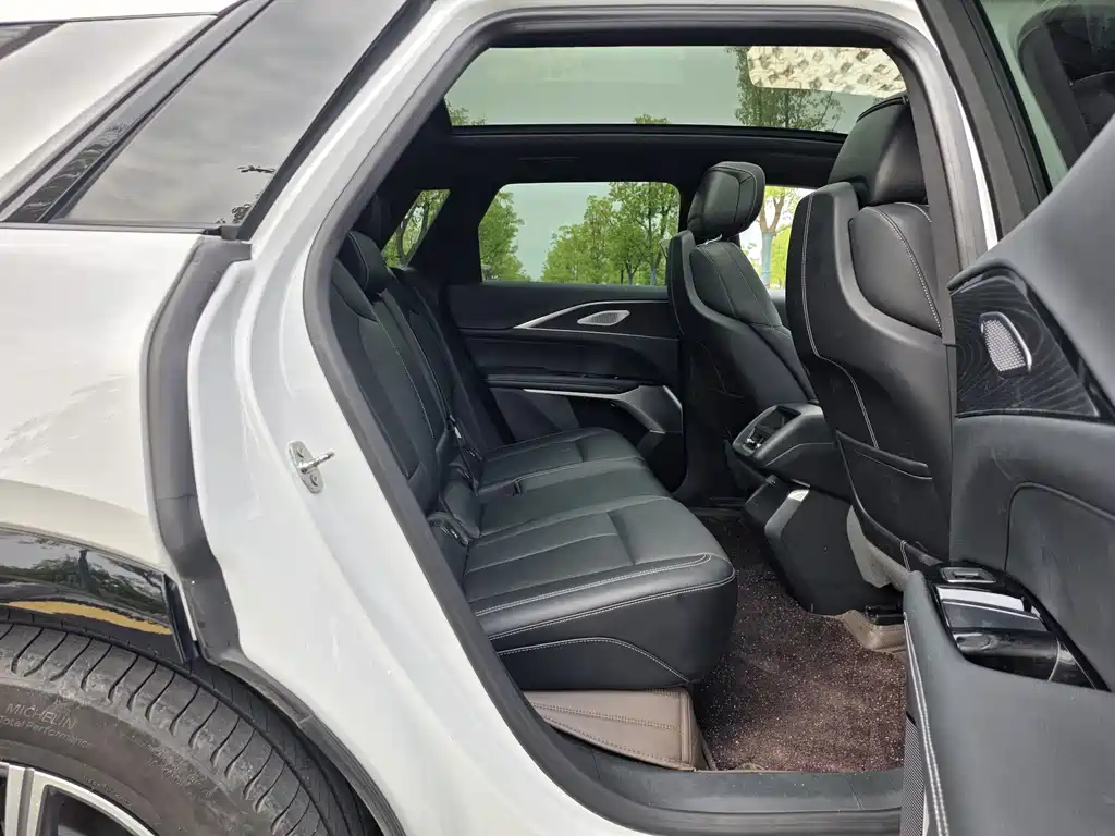 Cadillac Lyriq — миниатюра 11