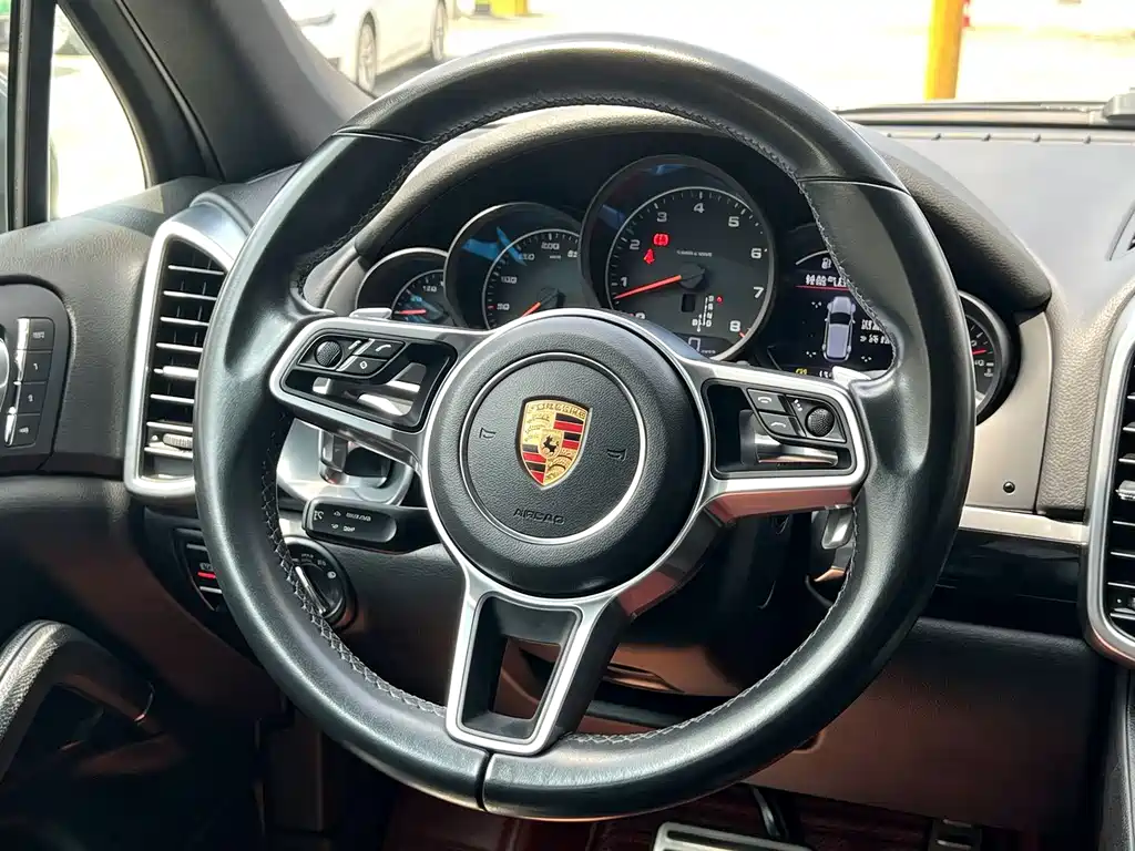Porsche Cayenne — миниатюра 11