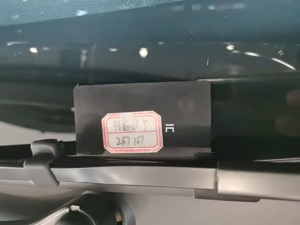 Tesla Model Y — миниатюра 9