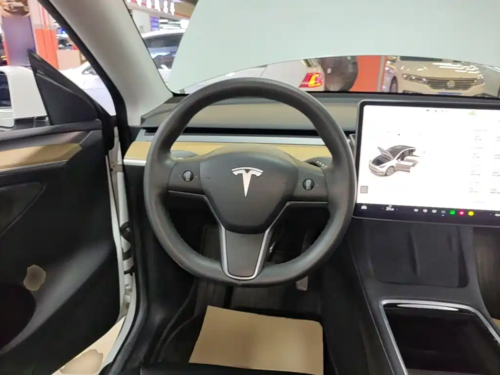 Tesla Model Y — миниатюра 11