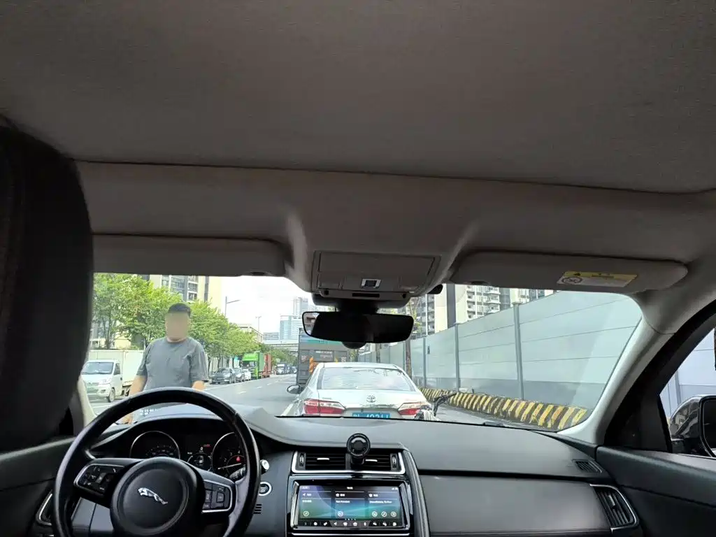 Jaguar E-PACE — миниатюра 19