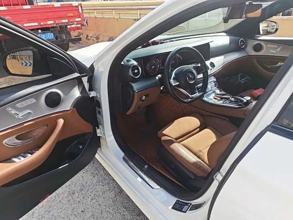 Mercedes-Benz E-Class — миниатюра 16