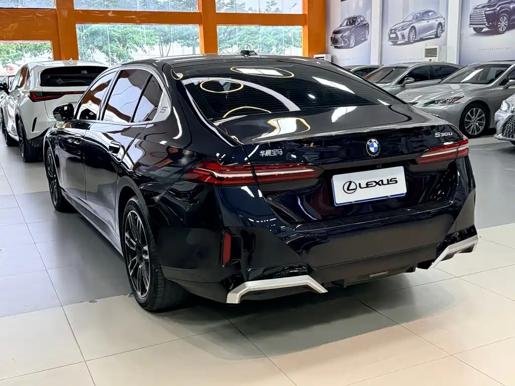 BMW 5 Series — миниатюра 9
